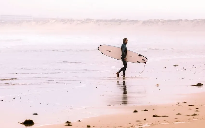 Surfeur sur la plage d'Essaouira