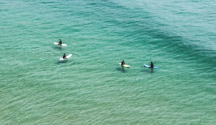 Quelques surfeurs sur la plage de Sidi Kaouki
