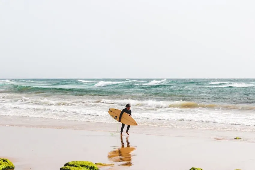 Surfeur sur la plage d'Imsouane